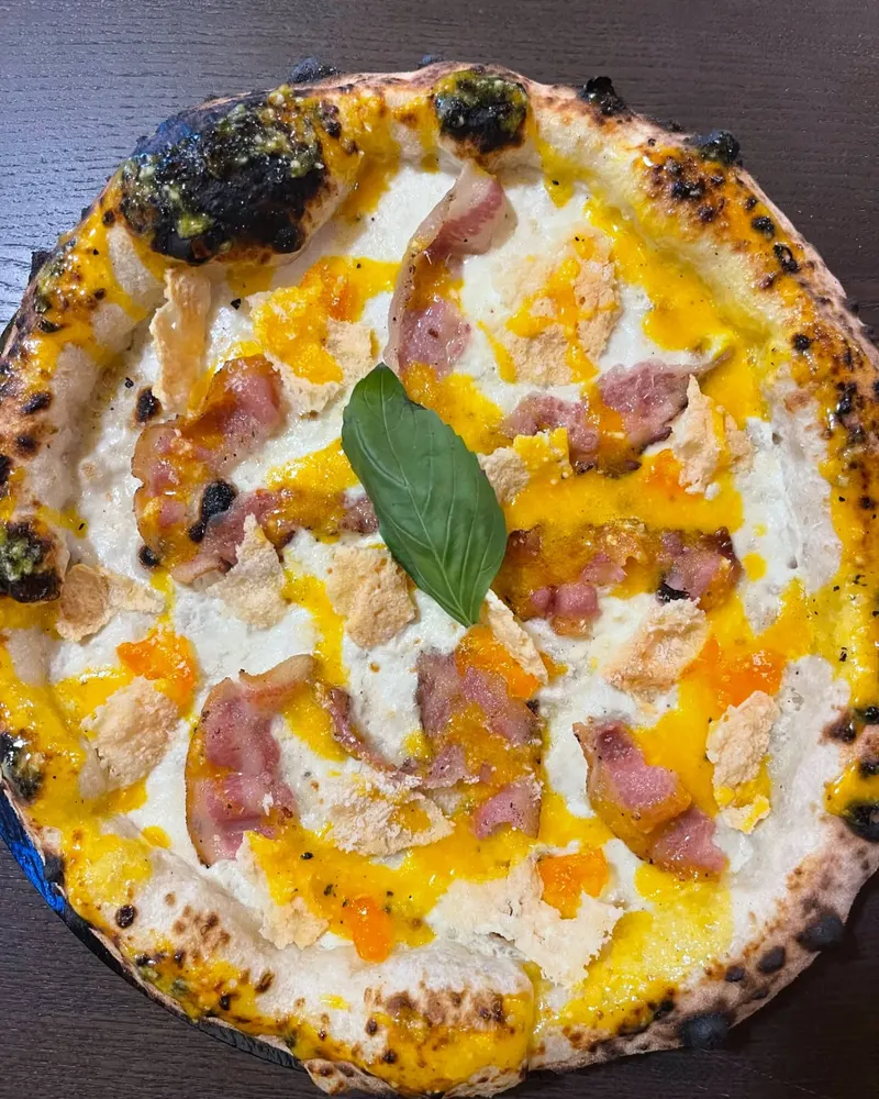 La Carbonara speciale con guanciale croccante, uovo marinato e cialda di parmigiano