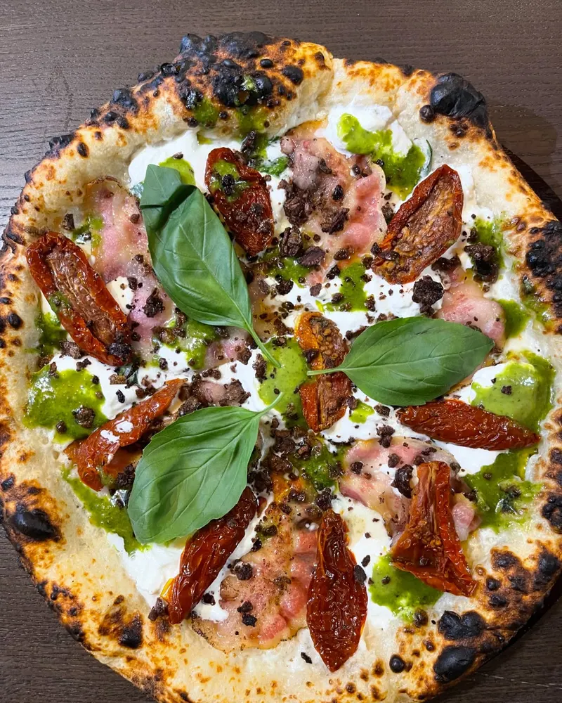 La Chef, pizza con burrata, pesto e guanciale croccante