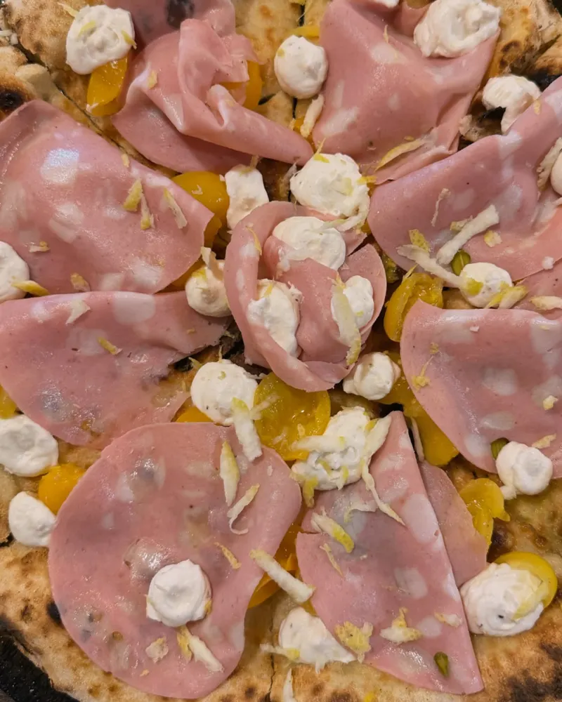 Focaccia con mortadella, ricotta impepata e granella di pistacchio