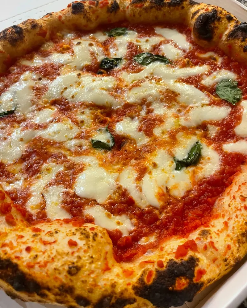 La Margherita della Casa di Totò, con cornicione alto e bruciacchiato